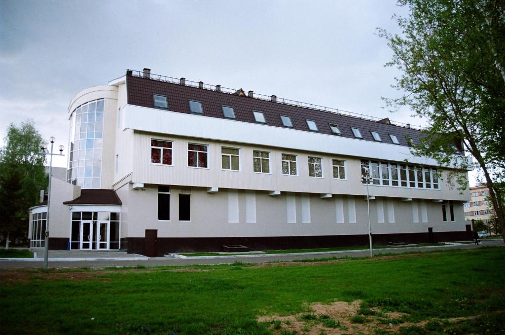 un gran edificio blanco con muchas ventanas en Hotel-Boutique Stone, en Yoshkar-Ola