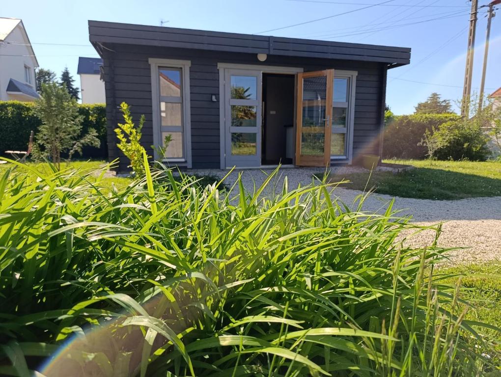 Vonkajšia záhrada v ubytovaní Tiny house toute équipée avec jardin