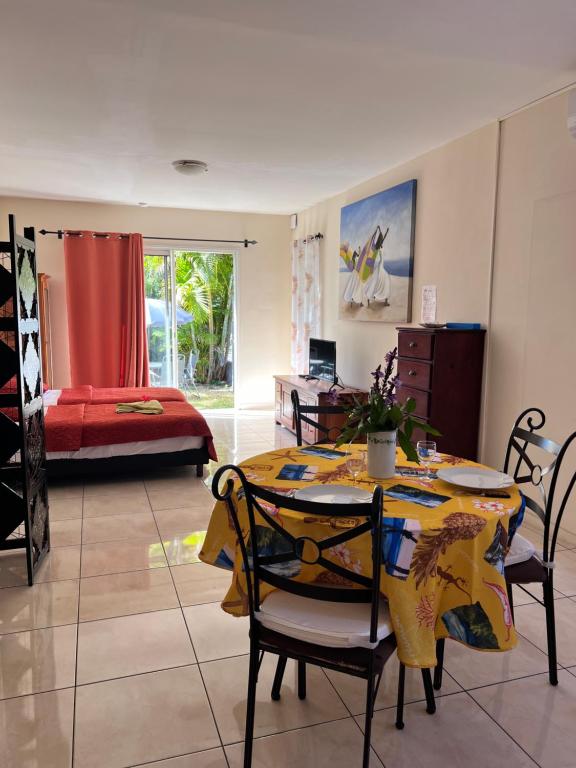 Postel nebo postele na pokoji v ubytování Le Village tropical avec sa villa et ses 6 bungalows