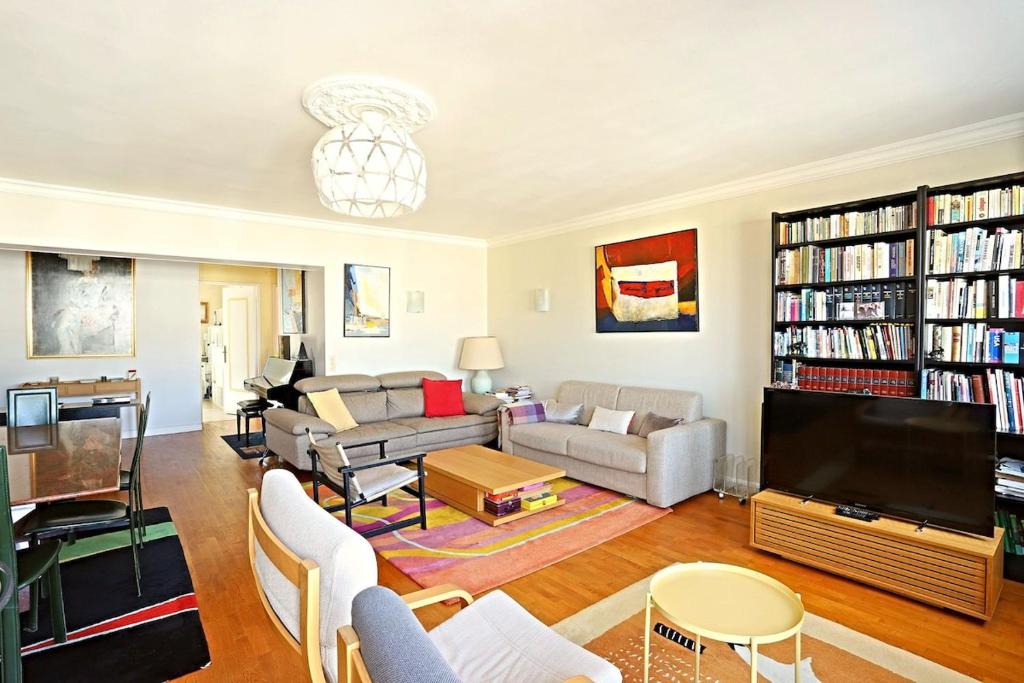 un salon avec un canapé et une télévision dans l'établissement Beautiful Apartment Gobelins, à Paris