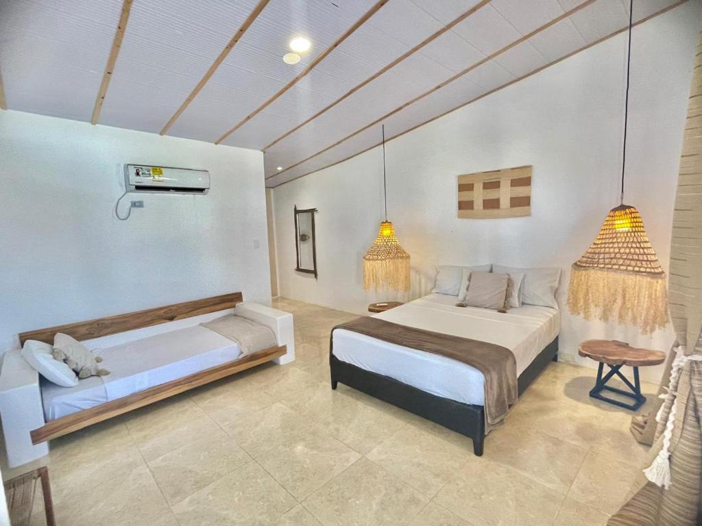 Postel nebo postele na pokoji v ubytování Aiwa Hotel