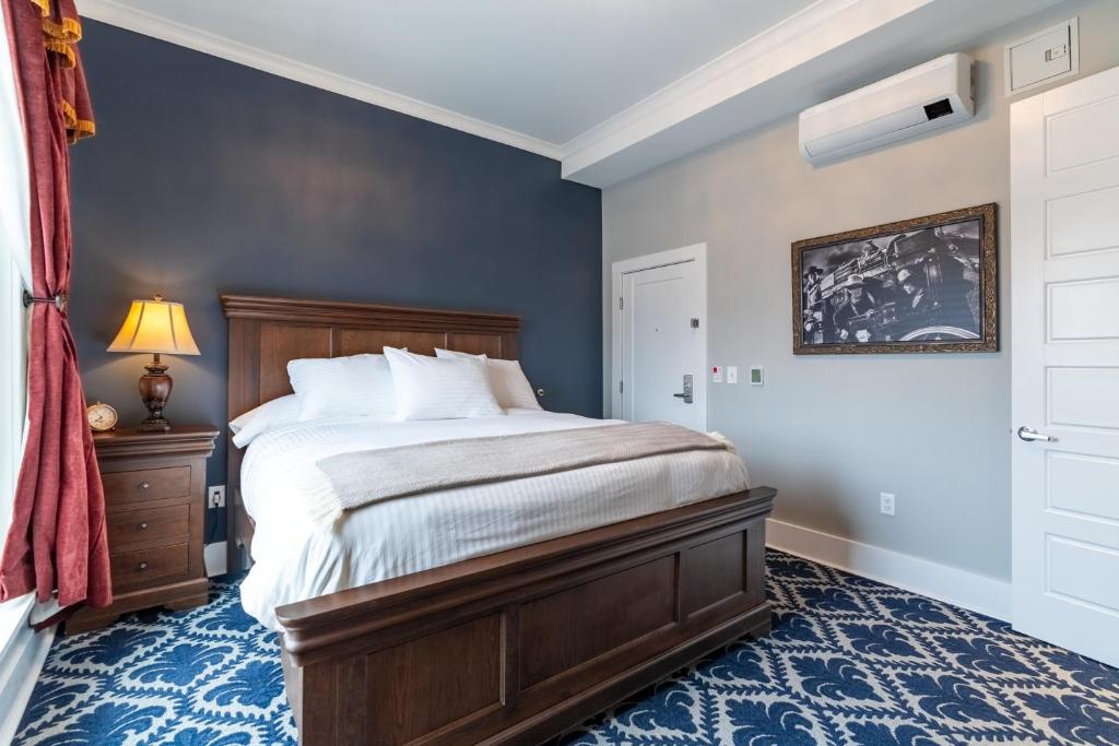 1 dormitorio con 1 cama y alfombra azul en Hotel St Cloud, en Canon City