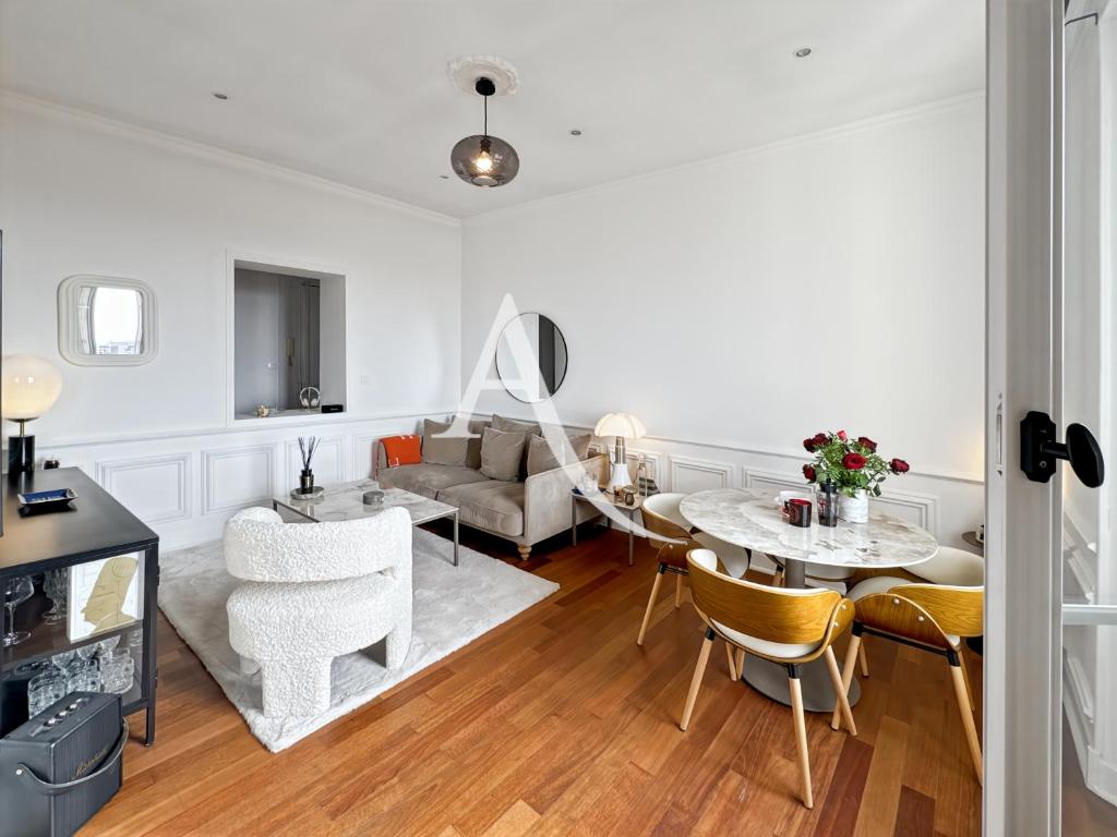 un salon avec une table et des chaises dans l'établissement VRG4, à Cannes