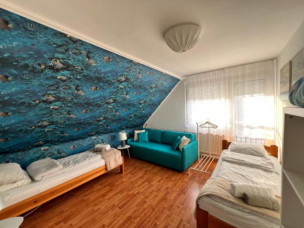 salon z dużym obrazem przedstawiającym rybę na ścianie w obiekcie RELAX Apartman w Nyíregyházie