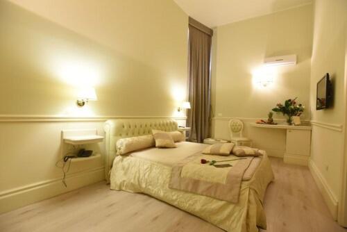 Postel nebo postele na pokoji v ubytování Suite Hotel Santa Chiara