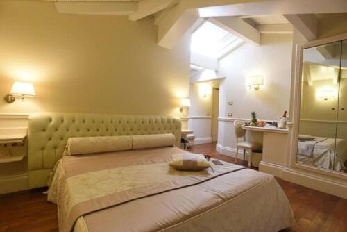 Postel nebo postele na pokoji v ubytování Suite Hotel Santa Chiara