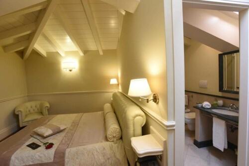 Postel nebo postele na pokoji v ubytování Suite Hotel Santa Chiara