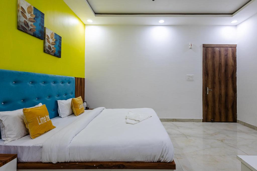 Postel nebo postele na pokoji v ubytování Lime Tree Hotel Vrindavan Near #BankeBihari #PremMandir #ChaarDham