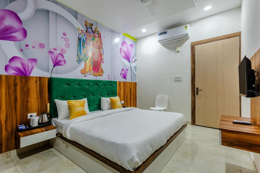 Postel nebo postele na pokoji v ubytování Lime Tree Hotel Vrindavan Near #BankeBihari #PremMandir #ChaarDham