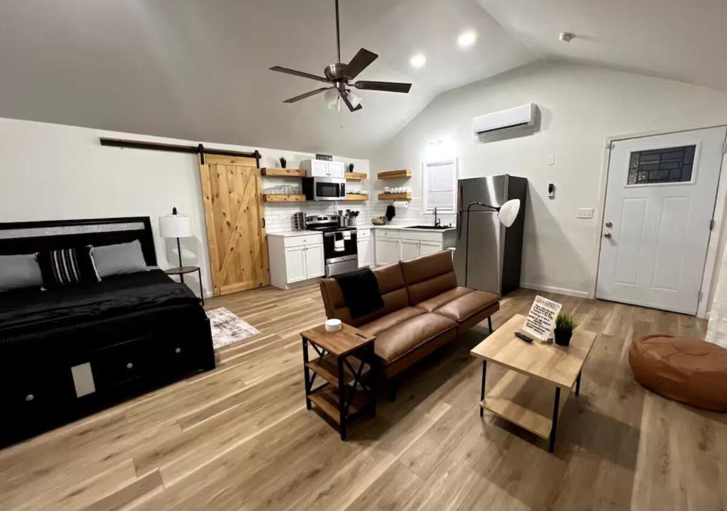 un soggiorno con divano e cucina di Brand New Bungalow with Amenities a Tulsa