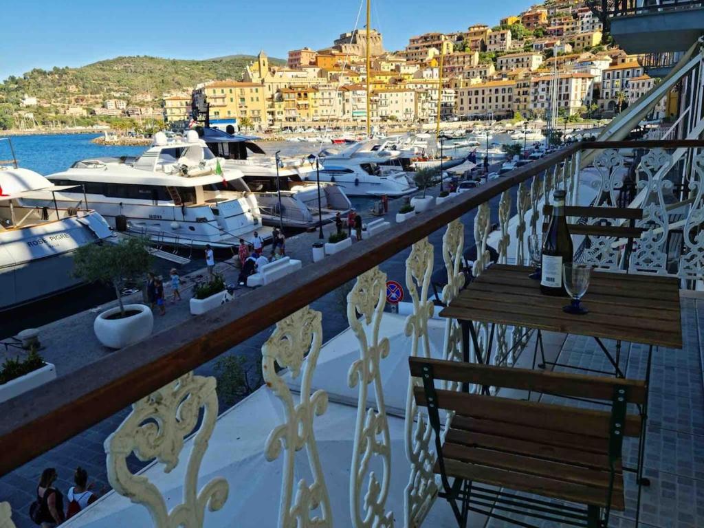Una vista de un puerto deportivo con barcos en el agua. en Il Fenicottero - Cozy apartment with view, en Porto Santo Stefano
