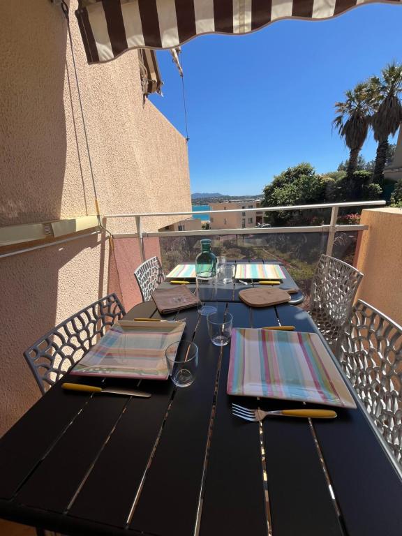 - une table sur un balcon avec vue sur l'océan dans l'établissement Magnifique studio Vue mer, à Bandol