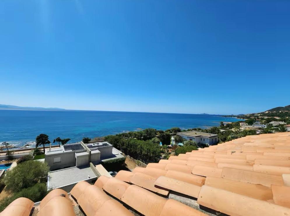 une vue sur les toits des bâtiments et l'océan dans l'établissement T2 Sanguinaires - 150m de la mer, à Ajaccio