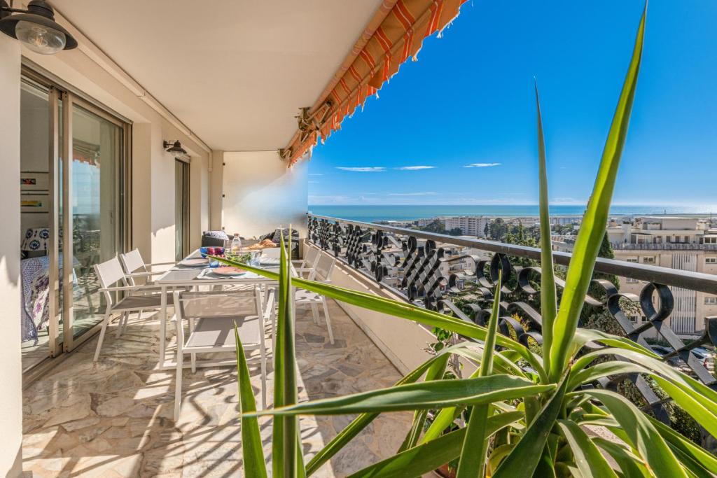 un balcon avec une table et des chaises et l'océan dans l'établissement La Casa Azzura, à Nice