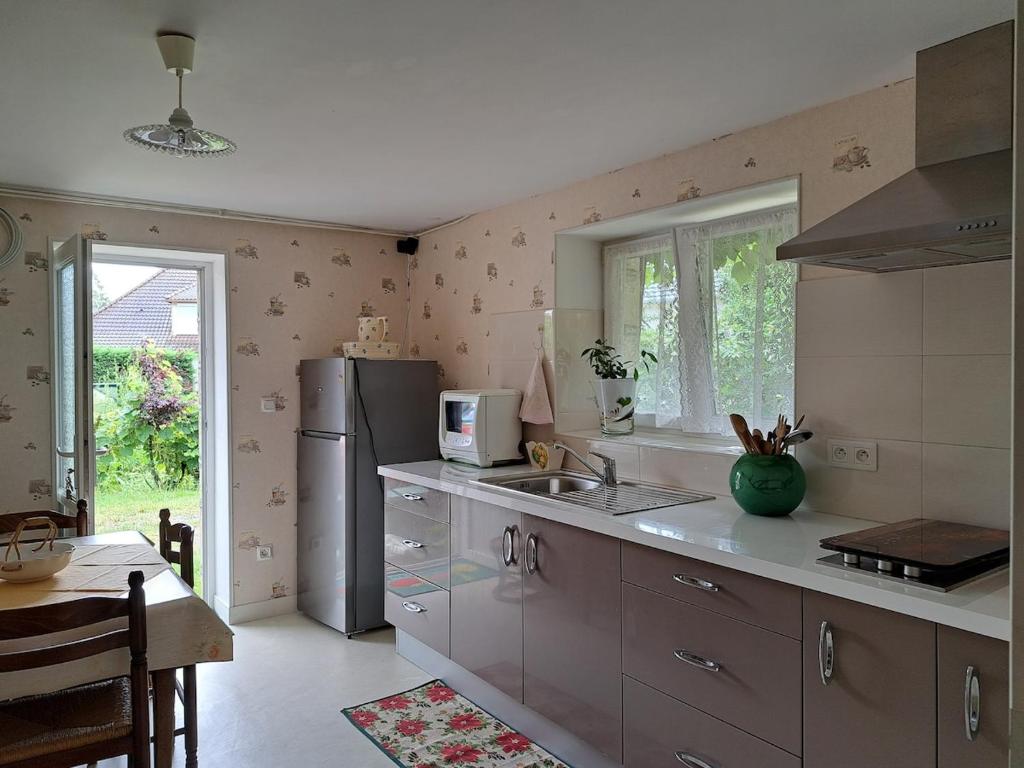 La cuisine est équipée d'un réfrigérateur et d'un évier. dans l'établissement Au doux refuge, à Malemort-sur-Corrèze