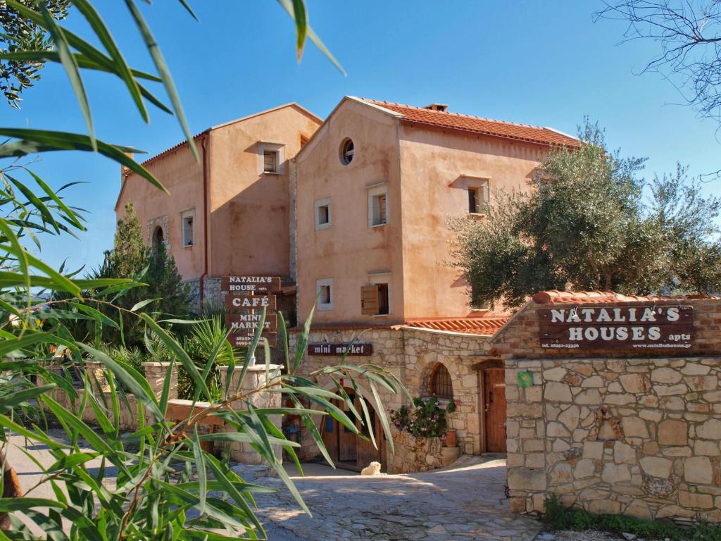 un edificio con un cartello davanti di Natalia's Houses a Chania