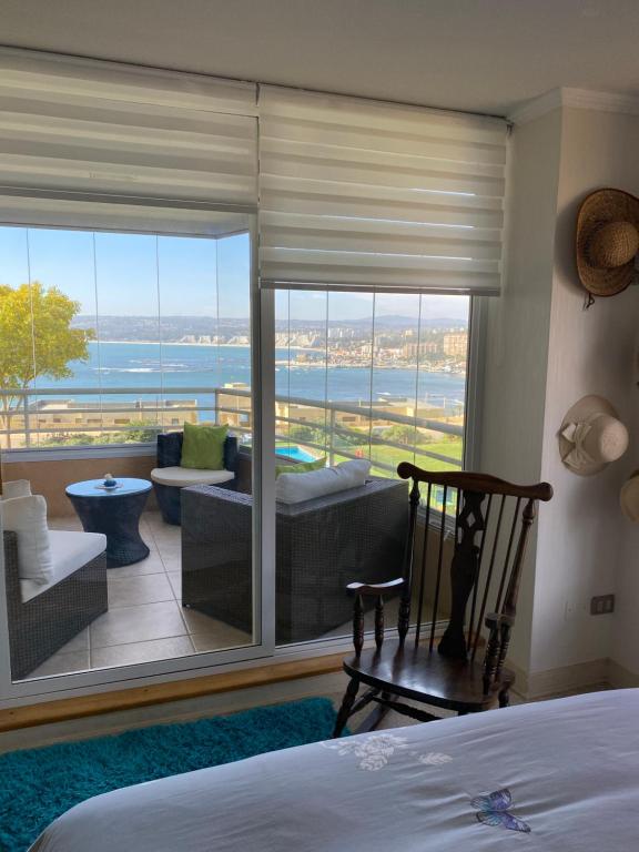 a bedroom with a view of a living room at Algarrobo Punta Fraile Hermosa vista a la bahia de Algarrobo in Algarrobo