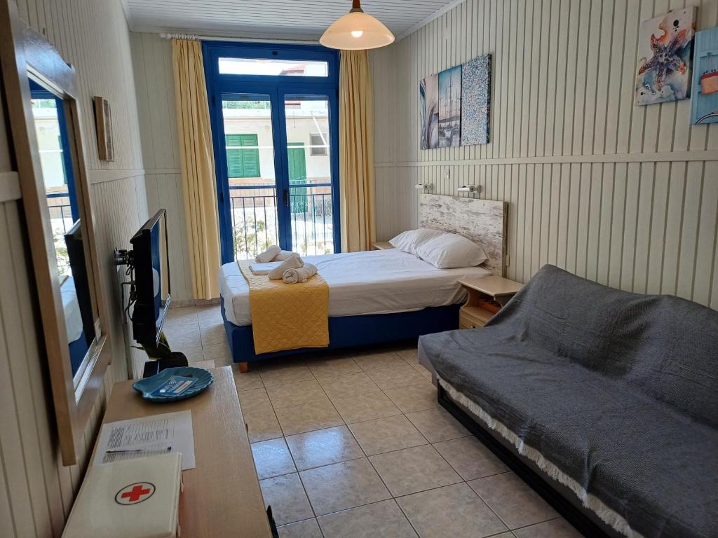 A bed or beds in a room at Jimmy’s Studios