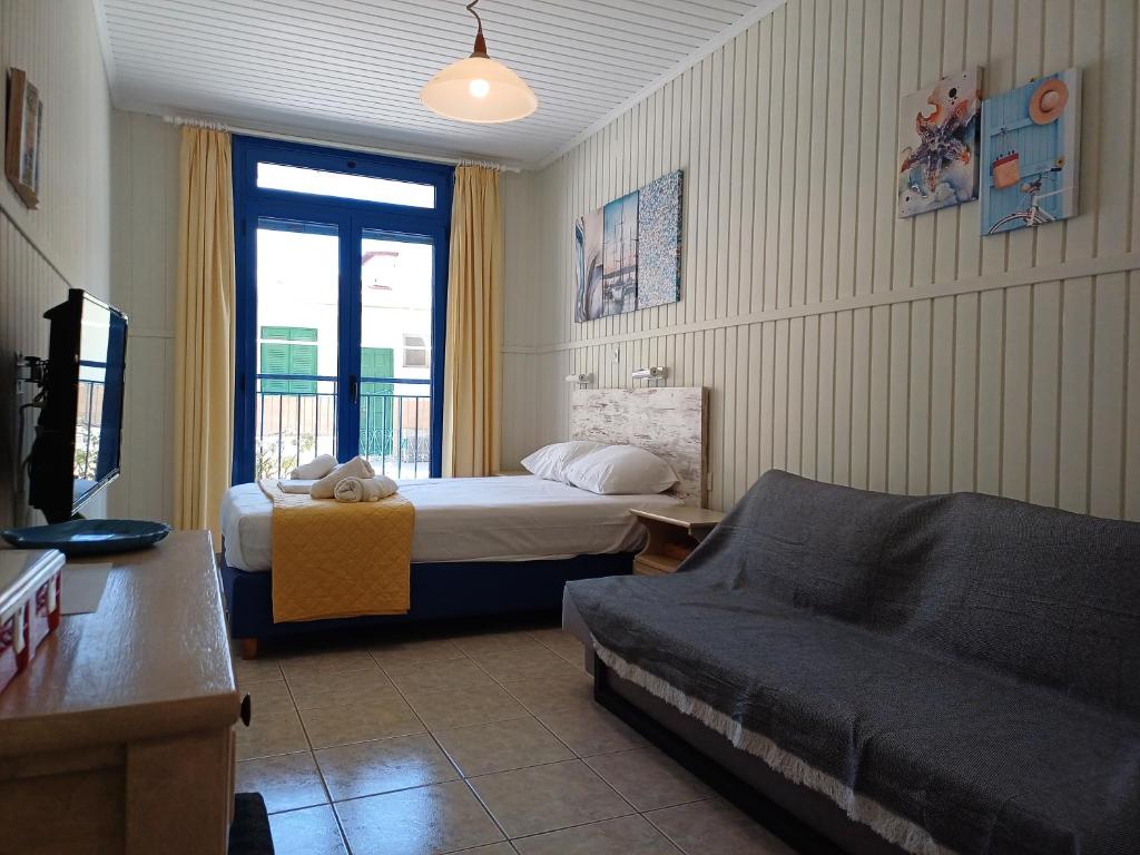 A bed or beds in a room at Jimmy’s Studios