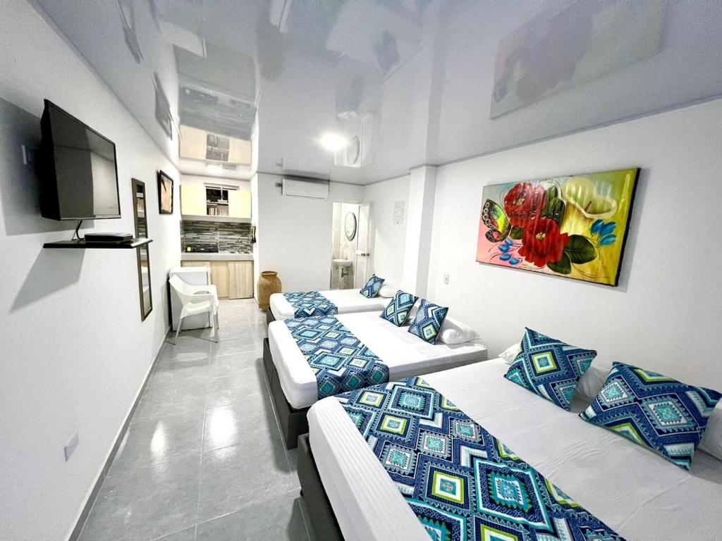 サン・アンドレスにあるLimsor Town Apartaestudiosのベッド2台とテレビがあるホテルの部屋