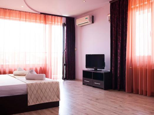 A television and/or entertainment centre at Silistar Hotel