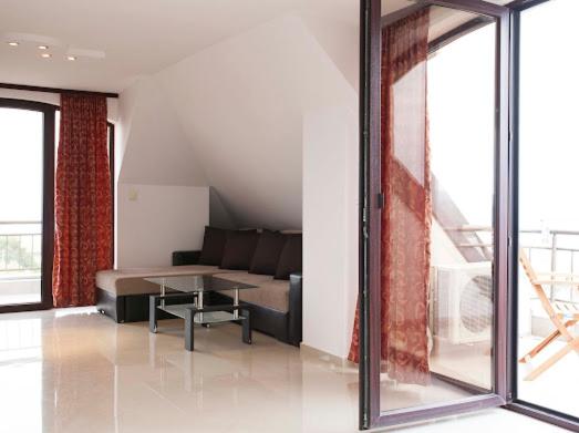 A television and/or entertainment centre at Silistar Hotel