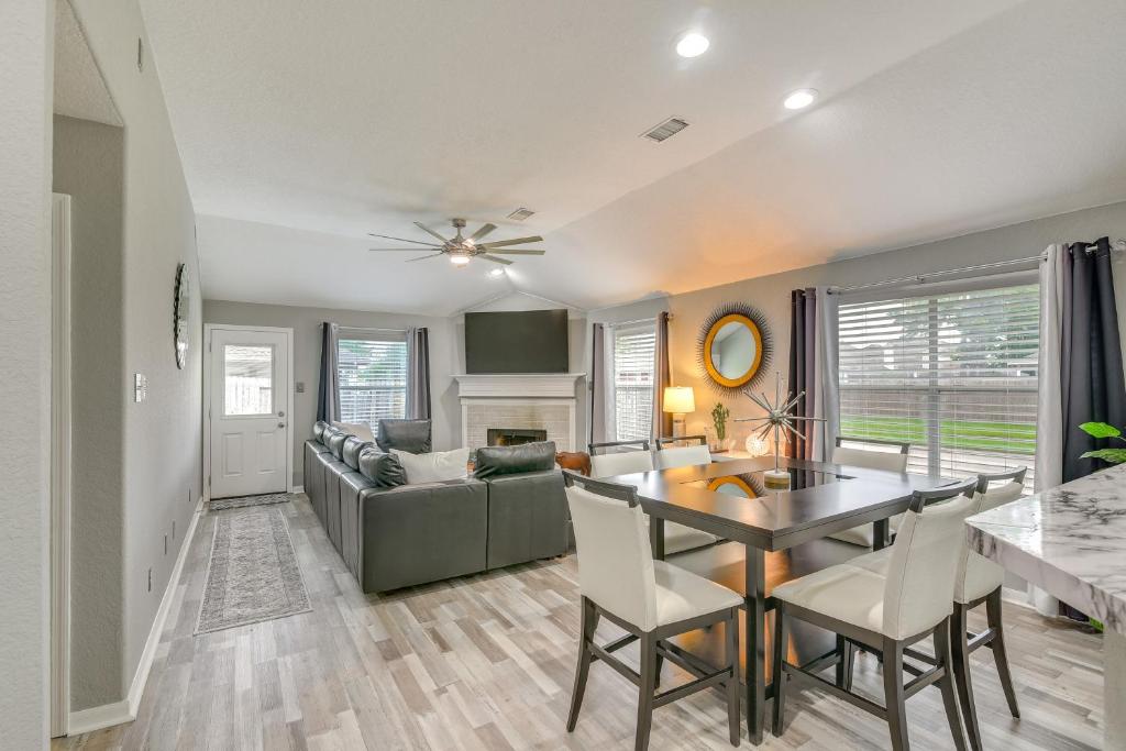 Televisyen dan/atau pusat hiburan di Modern and Spacious Family Home with Yard in Houston!