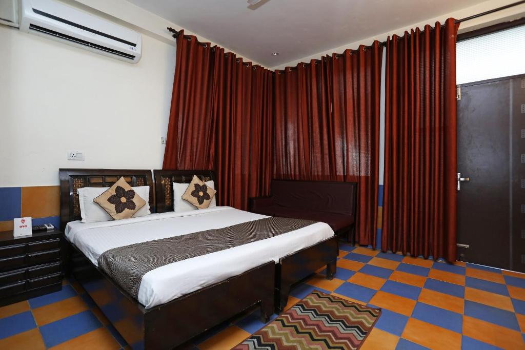 Postel nebo postele na pokoji v ubytování Hotel O Grand Empire Expressway