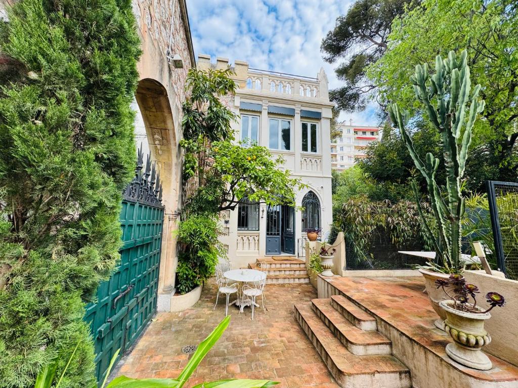 une maison avec un patio avec une table et des chaises dans l'établissement Villa centre ville proche plage, à Nice