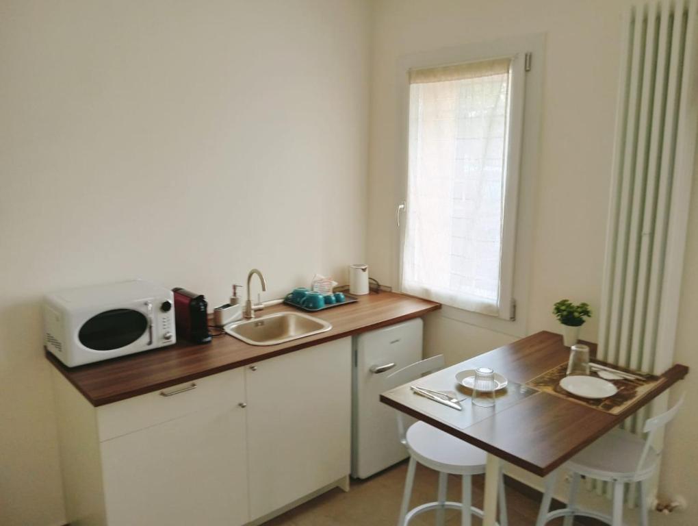 Kuchyň nebo kuchyňský kout v ubytování Modena Rooms