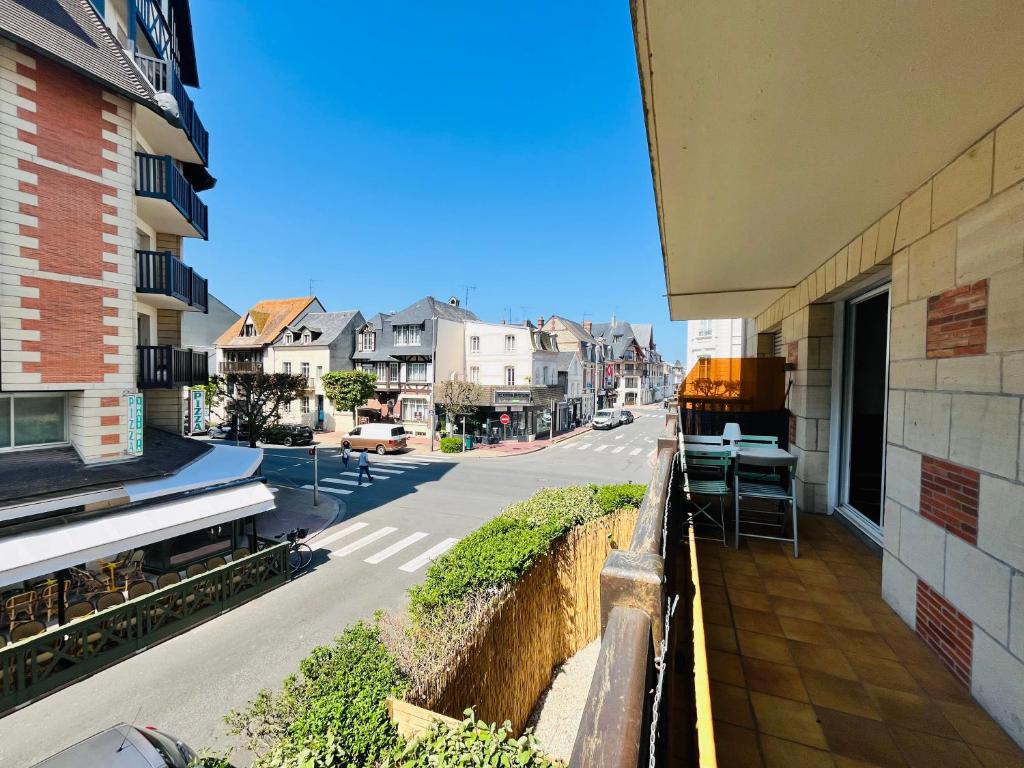 une vue d'une rue de la ville depuis un bâtiment dans l'établissement Le Mirabeau - Deauville, à Deauville