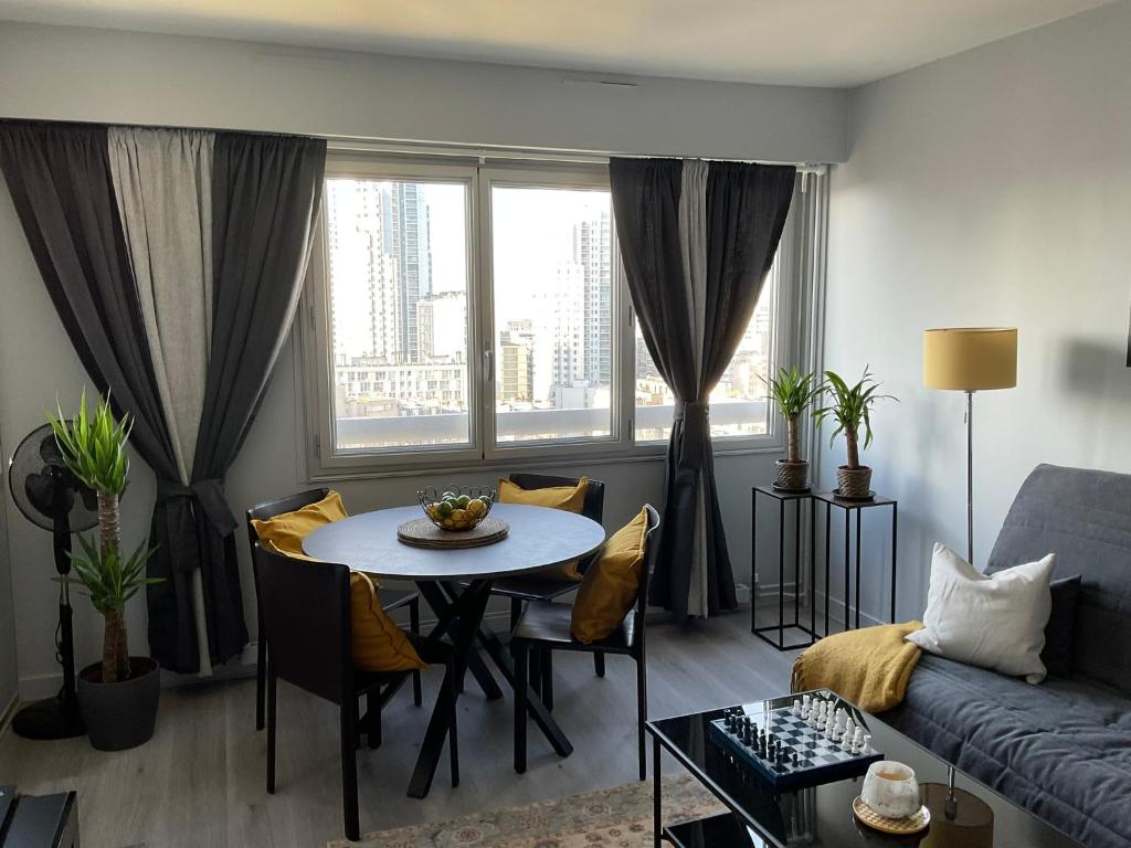 un salon avec une table et un canapé dans l'établissement Chic Parisian Sacre Coeur views, à Paris