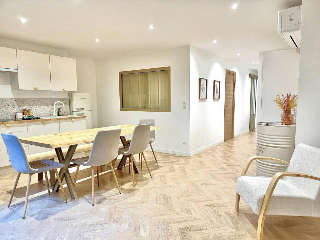 une cuisine et une salle à manger avec une table et des chaises dans l'établissement Rive Droite et Gauche, à Avignon