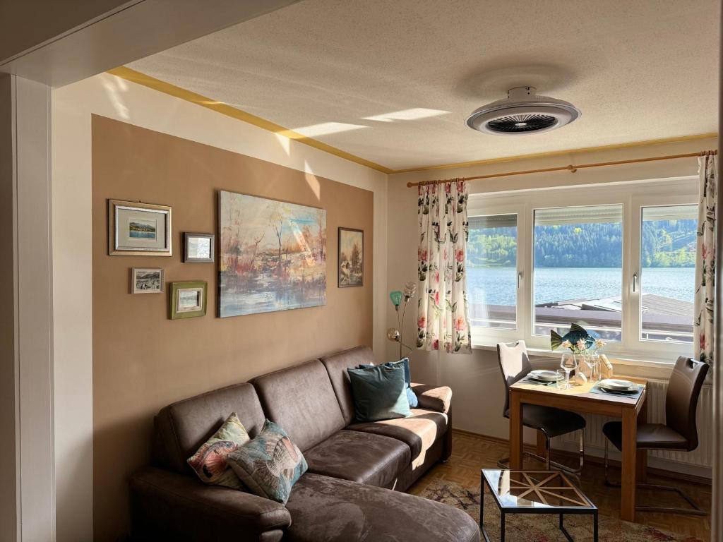 a living room with a couch and a table at Seewohnung Zentral in Millstatt