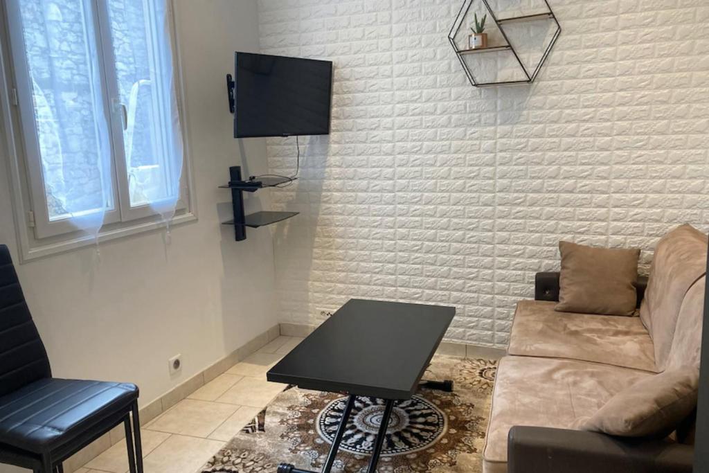 un salon avec un canapé et une table dans l'établissement Beautiful 1-bedroom apartment - near the beach, à Cannes