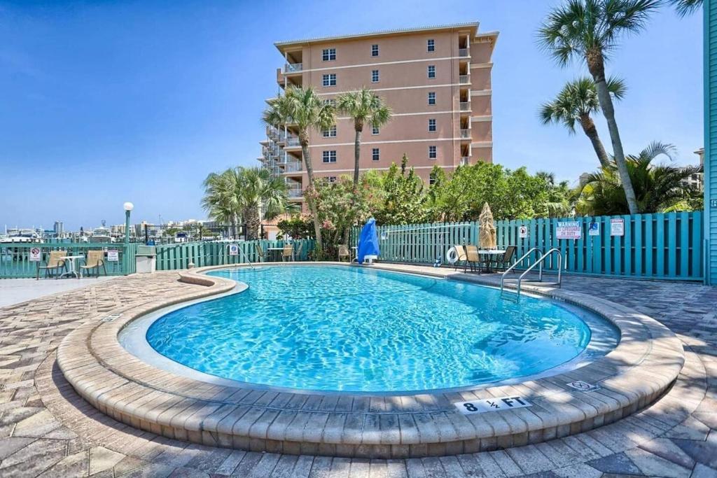 una piscina en un complejo con un edificio en el fondo en Centrally Located 3-Bed I Walk Everywhere, en Clearwater Beach