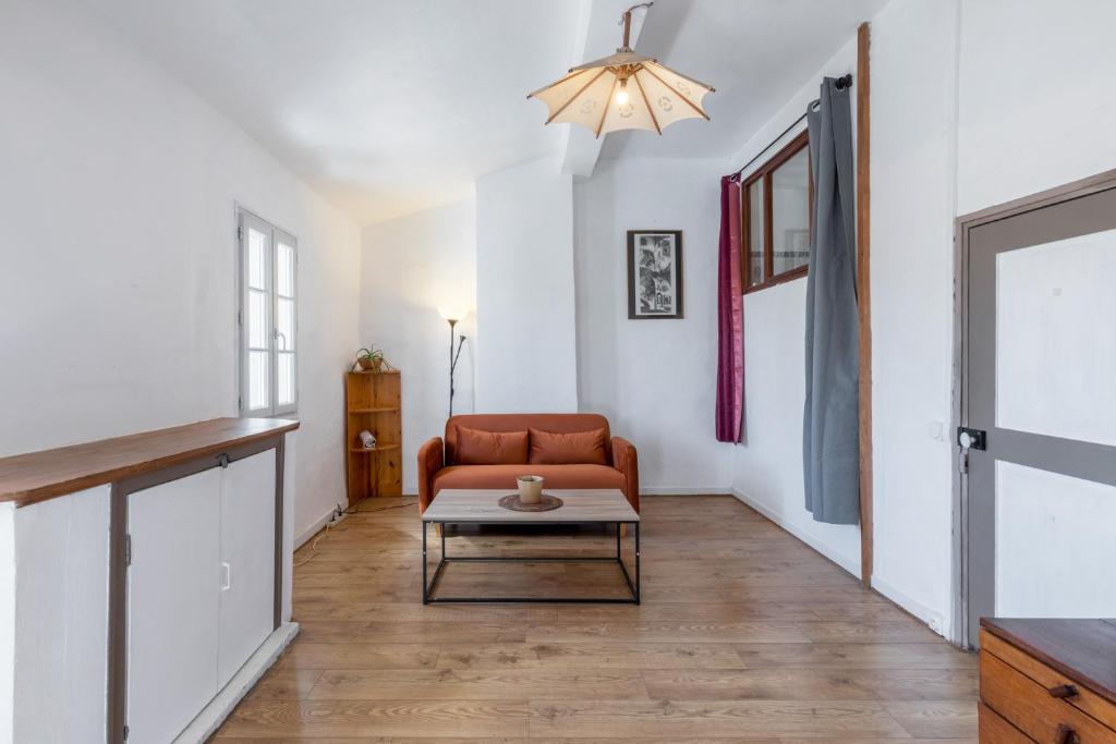 un salon avec un canapé et une table dans l'établissement Le Perchoir - Spacieux, Tout équipé & Vue, à Montpellier