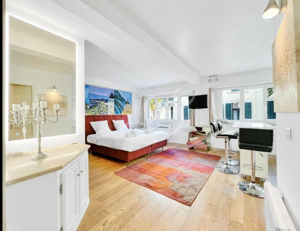 un salon blanc avec un canapé et une table dans l'établissement Très beau studio centre Cannes, 600m de la Croisette, à Cannes