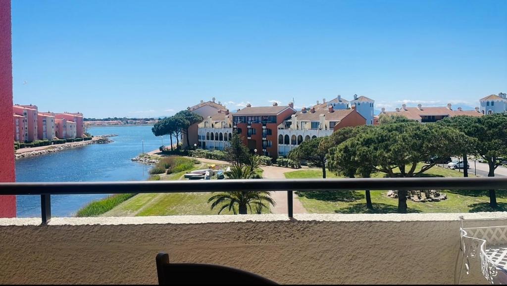 Výhled na řeku, která protéká v blízkosti apartmánu