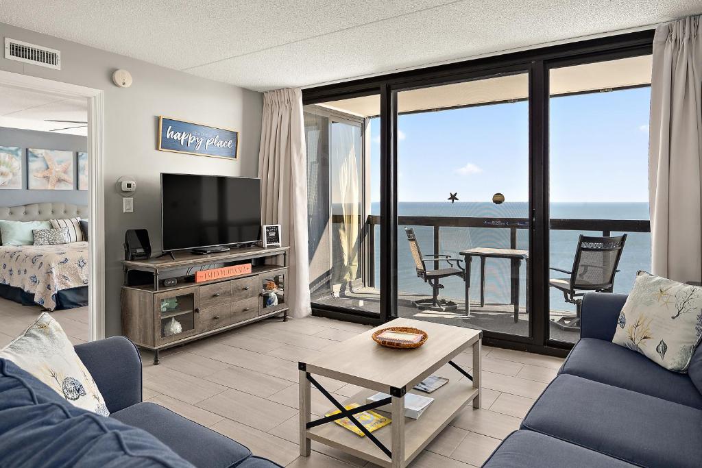 - un salon avec un canapé et une télévision avec vue dans l'établissement GS 2008 - Seaside Haven, à Ocean City