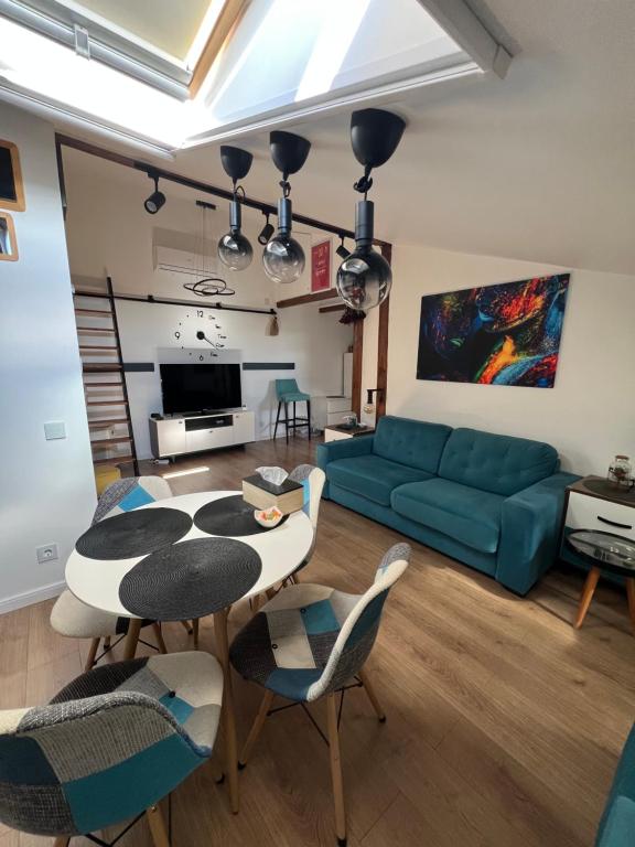 a living room with a blue couch and a table at Tody central apartament in Bistriţa