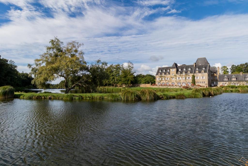 Výhled na řeku, která protéká v blízkosti hotelu