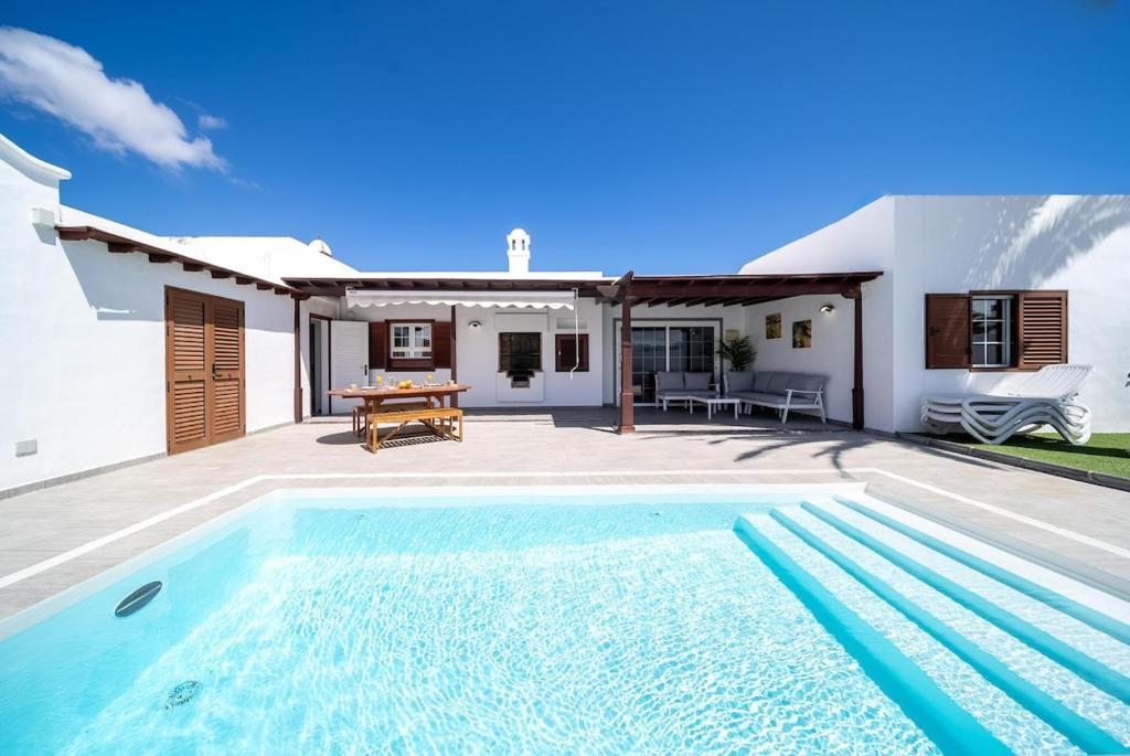 a swimming pool in the backyard of a house at VillaSue in Tías