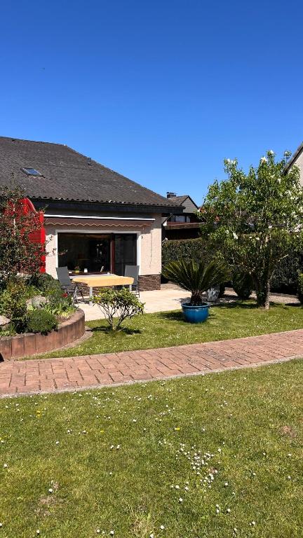 a house with a bench in the front yard at Radfahrer Oase in Hameln direkt am Weser Radweg in Hameln
