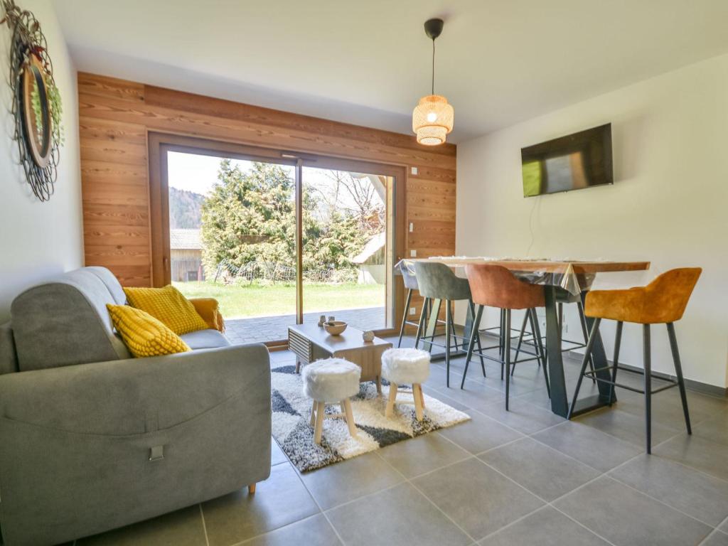 un salon avec un canapé et une table dans l'établissement Appartement neuf à Morzine, 6 pers, terrasse, parking - FR-1-684-68, à Morzine