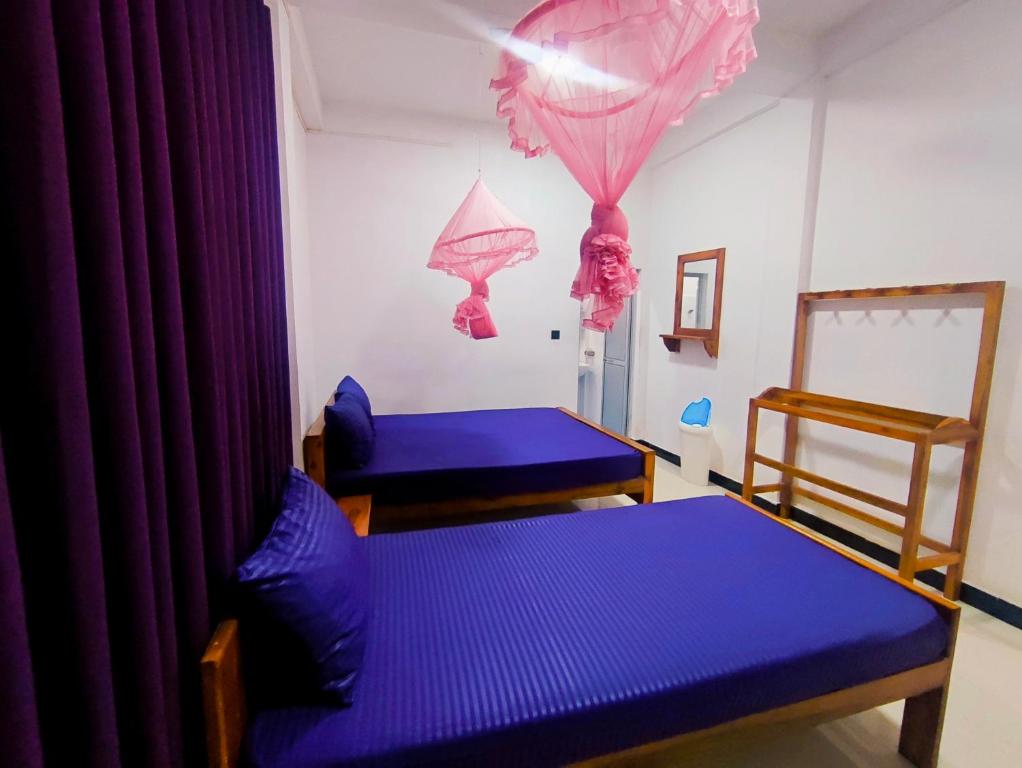 Postel nebo postele na pokoji v ubytování Hilton cottage inn