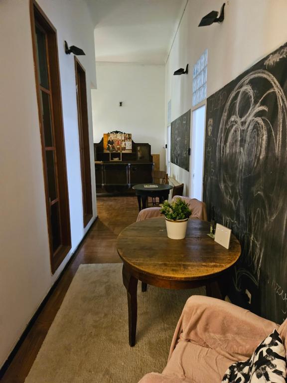 Posezení v ubytování Ligeti Ruin Hostel