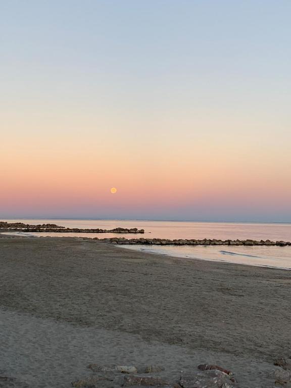 - un coucher de soleil sur une plage au coucher du soleil sur l'océan dans l'établissement Havre de paix proche de la plage classé 2 étoiles, à Vic-la-Gardiole
