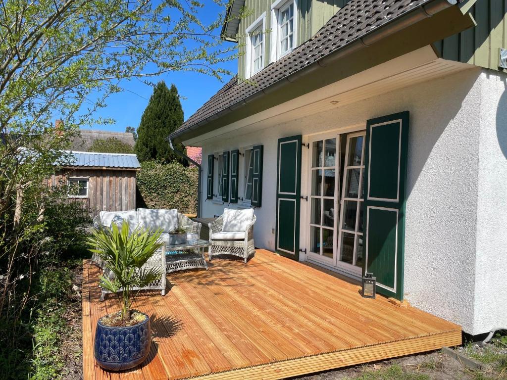 a wooden deck in front of a house at Ferienhaus Schiffchen "Unter Deck" in Prerow