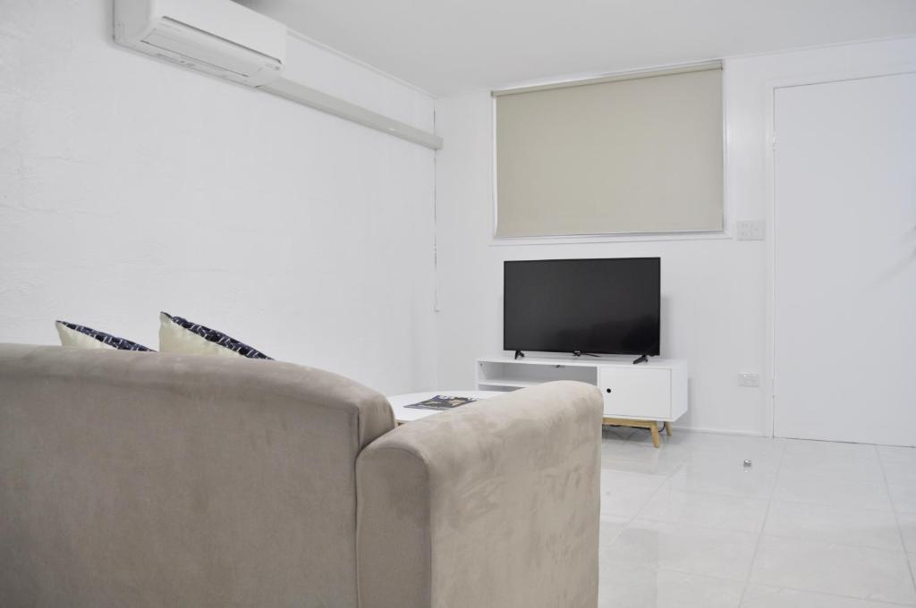 TV a/nebo společenská místnost v ubytování Alexandra Park Motor Inn